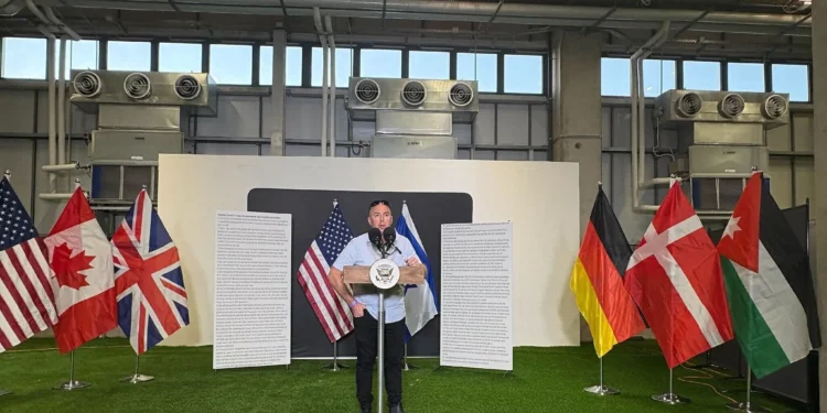 Un hombre se encuentra en un podio en el centro de coordinación entre Estados Unidos e Israel para el alto el fuego en Gaza el 21 de octubre de 2025. (Lazar Berman/Times of Israel)
