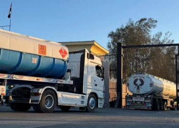 Camiones cargados de combustible cruzan desde el lado egipcio del cruce fronterizo de Rafah, en el sur de la Franja de Gaza, a primera hora del 15 de octubre de 2025. (AFP)