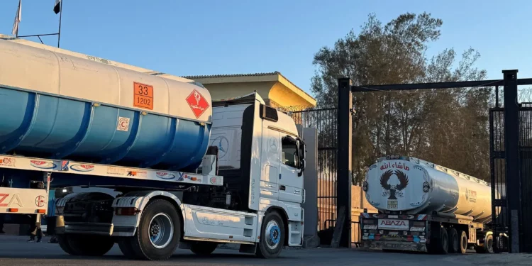 Camiones cargados de combustible cruzan desde el lado egipcio del cruce fronterizo de Rafah, en el sur de la Franja de Gaza, a primera hora del 15 de octubre de 2025. (AFP)
