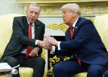 El presidente estadounidense Donald Trump (derecha) estrecha la mano del presidente turco Recep Tayyip Erdogan durante una reunión en la Oficina Oval de la Casa Blanca, el 25 de septiembre de 2025, en Washington, D.C. (Foto AP/Evan Vucci)