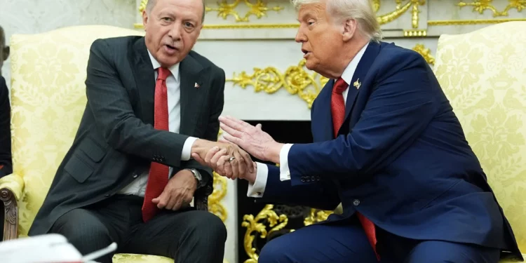 El presidente estadounidense Donald Trump (derecha) estrecha la mano del presidente turco Recep Tayyip Erdogan durante una reunión en la Oficina Oval de la Casa Blanca, el 25 de septiembre de 2025, en Washington, D.C. (Foto AP/Evan Vucci)