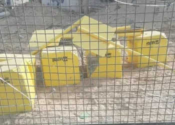 Esta imagen, publicada en redes sociales el 19 de octubre de 2025, muestra los marcadores físicos que demarcarán la Línea Amarilla en la Franja de Gaza. (Cortesía de Otef Israel)