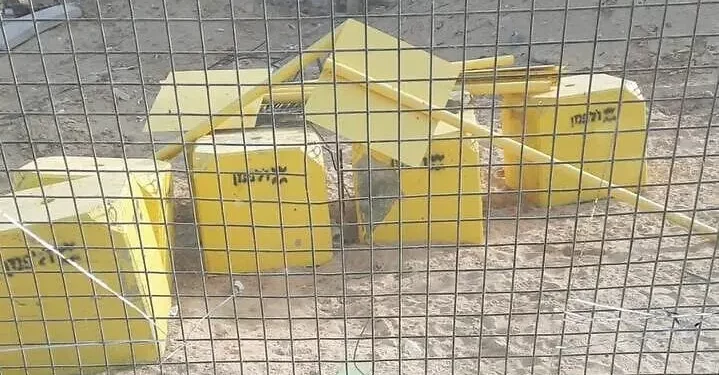 Esta imagen, publicada en redes sociales el 19 de octubre de 2025, muestra los marcadores físicos que demarcarán la Línea Amarilla en la Franja de Gaza. (Cortesía de Otef Israel)