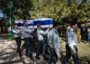 Familiares y amigos asisten al funeral del rehén asesinado Tamir Adar en el kibutz Nir Oz, el 23 de octubre de 2025. (Chaim Goldberg/Flash90)