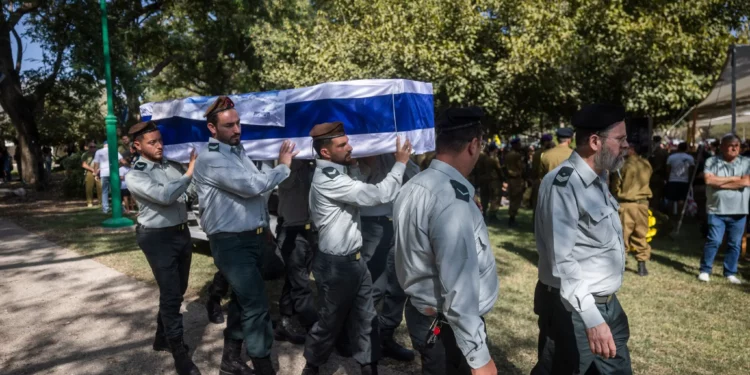 Familiares y amigos asisten al funeral del rehén asesinado Tamir Adar en el kibutz Nir Oz, el 23 de octubre de 2025. (Chaim Goldberg/Flash90)