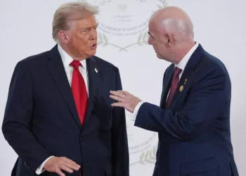 El presidente de Estados Unidos, Donald Trump, saluda al presidente de la FIFA, Gianni Infantino, durante una cumbre sobre Gaza en Sharm el-Sheikh, Egipto, el 13 de octubre de 2025. (Evan Vucci / POOL / AFP)
