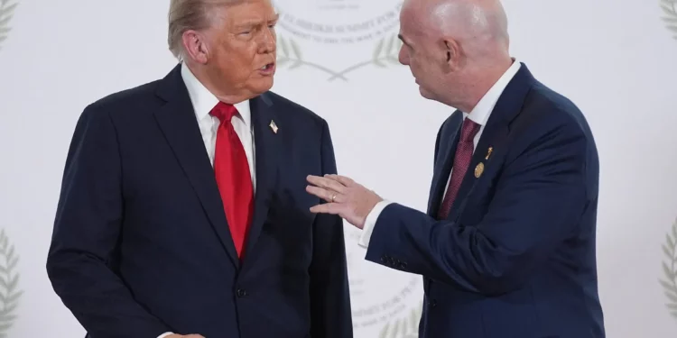 El presidente de Estados Unidos, Donald Trump, saluda al presidente de la FIFA, Gianni Infantino, durante una cumbre sobre Gaza en Sharm el-Sheikh, Egipto, el 13 de octubre de 2025. (Evan Vucci / POOL / AFP)