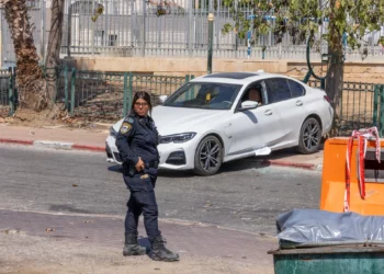 Policía en la escena de un tiroteo fatal en Ramle el 17 de septiembre de 2025. (Yossi Aloni/Flash90)