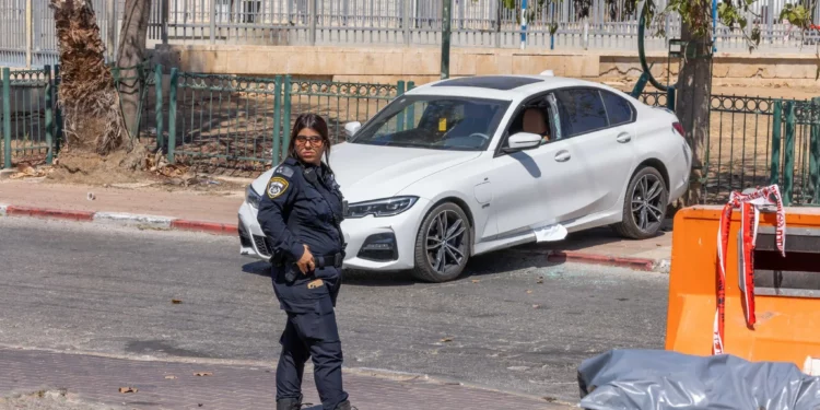Policía en la escena de un tiroteo fatal en Ramle el 17 de septiembre de 2025. (Yossi Aloni/Flash90)