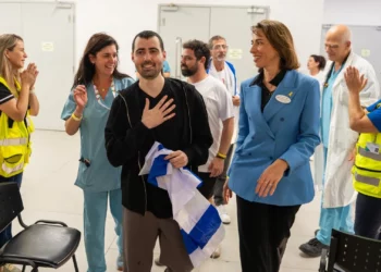 Guy Gilboa-Dalal en el hospital tras su liberación el 13 de octubre de 2025. (Oficina de Prensa del Gobierno)