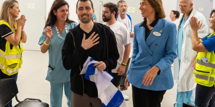 Guy Gilboa-Dalal en el hospital tras su liberación el 13 de octubre de 2025. (Oficina de Prensa del Gobierno)
