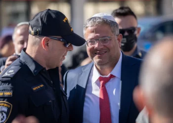 El ministro de Seguridad Nacional, Itamar Ben Gvir, aparece a la entrada del Monte del Templo, antes de entrar, en la Ciudad Vieja de Jerusalén. 8 de octubre de 2025. (Chaim Goldberg/FLASH90)