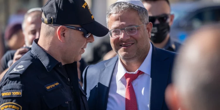 El ministro de Seguridad Nacional, Itamar Ben Gvir, aparece a la entrada del Monte del Templo, antes de entrar, en la Ciudad Vieja de Jerusalén. 8 de octubre de 2025. (Chaim Goldberg/FLASH90)