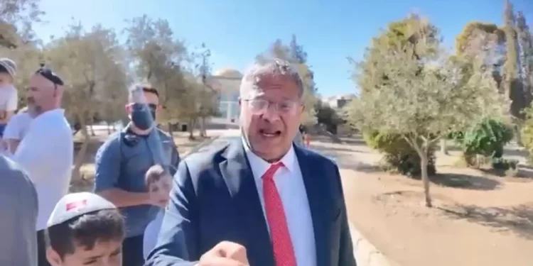 El ministro de Seguridad Nacional, Itamar Ben Gvir, habla en el Monte del Templo en Jerusalén durante la festividad de Sucot, el 8 de octubre de 2025. (Captura de pantalla/Oficina de Itamar Ben Gvir)