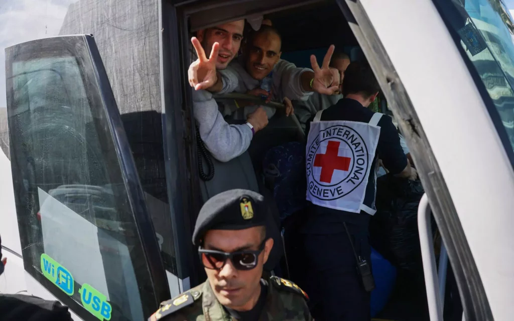 Israel deportó a más de 150 terroristas palestinos tras la firma del acuerdo sobre los rehenes de Gaza. De acuerdo con el Daily Mail, los exprisioneros fueron alojados en un hotel de cinco estrellas en El Cairo, donde comparten las instalaciones con turistas que desconocen su identidad. Periodistas del medio británico afirmaron haberse hospedado “a solo unas pocas puertas de distancia” de ellos.

El pacto contempló la liberación de unos 2.000 terroristas, entre ellos 250 condenados a cadena perpetua por ataques terroristas mortales. Los responsables de los crímenes más graves fueron expulsados del país. Este intercambio se realizó como parte del acuerdo por los rehenes liberados en Gaza y en el marco de una tregua mediada internacionalmente.

El Daily Mail detalló que varios de los deportados descansan en el Renaissance Cairo Mirage, un hotel Marriott con piscina, bar y servicio de buffet. Las imágenes publicadas muestran a los exreclusos disfrutando de las áreas comunes junto a otros huéspedes que ignoran su pasado criminal.

En ese lugar, los exprisioneros se reunieron con familiares “que habían volado para estar con ellos” y “posando para selfies con fanáticos locales que los adoran”, según el reporte. En los jardines del hotel se celebraba una boda al ritmo de “Dancing Queen” de ABBA, interpretada por una “pareja cristiana sin conexión” con los eventos.

El informe agregó que el exjefe de Fatah Tanzim, Akram Abu Bakr, celebró su boda en los terrenos del mismo hotel el sábado anterior. La ceremonia se llevó a cabo en el área exterior del complejo y coincidió con otros festejos que tuvieron lugar durante la estancia de los deportados.

Entre los exreclusos identificados por el Daily Mail figuraban Mahmoud Issa, encarcelado desde 1993 por el secuestro y asesinato del oficial Nissim Toledano; Samir Abu Nima, autor de un atentado con bomba en Jerusalén en 1983 que mató a seis personas, entre ellas un menor; y Muhammad Zawahra, implicado en un tiroteo mortal en 2024 cerca de un puesto de control de Jerusalén.

El informe también describió a varios de los deportados “retirando fajos de dinero en efectivo de cajeros automáticos dentro del hotel”. Testigos señalaron que las operaciones se efectuaron con normalidad bajo la vigilancia del personal de seguridad y de los empleados del establecimiento.

El 13 de octubre, en el contexto de la tregua auspiciada por Estados Unidos, Israel liberó a 250 condenados a cadena perpetua pertenecientes a Hamás, Fatah, la Yihad Islámica y otras organizaciones terroristas, luego de la liberación de los últimos 20 rehenes vivos capturados el 7 de octubre de 2023 por Hamás.

Asimismo, fueron liberados unos 1.700 gazatíes que no participaron en el ataque terrorista del 7 de octubre, cuando miles de terroristas irrumpieron en Israel, asesinaron a unas 1.200 personas y secuestraron a 251 rehenes. Estas excarcelaciones se realizaron tras verificaciones judiciales y de seguridad.

Entre los condenados a cadena perpetua, 154 recibieron prohibición de residir en Israel, Gaza o Judea y Samaria debido a sus antecedentes de asesinato o de fabricación de armamento. Todos fueron trasladados a Egipto bajo supervisión de las autoridades locales.

A su llegada al hotel de El Cairo, los deportados fueron recibidos por “grandes multitudes de amigos, familiares y fanáticos” antes de ingresar “a una sala de eventos reservada para la ocasión”, informó el medio británico. Testigos captaron la escena y las imágenes se difundieron en redes sociales.

El Daily Mail también mencionó a Mahmoud al-Arida, miembro de la Yihad Islámica y cerebro de la fuga de la prisión de Gilboa en 2021. Publicó una fotografía acompañada del texto: “Mi primera vez con una cuchara después de cuatro largos años con labneh local de Arraba y tomillo de las colinas de Arraba”. El diario añadió que fue visto degustando queso en la recepción del hotel.

El mismo Al-Arida formó parte del grupo de seis prisioneros que escaparon de Gilboa mediante una excavación realizada con utensilios improvisados, entre ellos cucharas, según el informe periodístico. El episodio tuvo repercusión internacional en su momento.

De acuerdo con el medio británico, los deportados solicitarán residencia permanente en Egipto, donde serán vigilados por las fuerzas de seguridad. Algunos expresaron su intención de trasladarse a Qatar, Turquía o Túnez en los próximos meses.

El Daily Mail precisó que los huéspedes bajo vigilancia solo podían salir del hotel con autorización de la policía egipcia armada que custodiaba el exterior. Entre los que obtuvieron permiso figuró Basem Khandakji, implicado en el atentado con bomba del mercado Carmel de Tel Aviv en 2004, que dejó tres muertos y más de cincuenta heridos.

El profesor Anthony Glees, especialista en política de seguridad de la Universidad de Buckingham, declaró que los deportados “son nuestros enemigos jurados. Cortarán las cabezas de los soldados británicos y matarán a diestro y siniestro”. Añadió: “No debemos dejar que se reúnan juntos. No puede haber escondite para estas personas. De lo contrario, estás estableciendo un ejército terrorista en el exilio”.

El Mail citó también a “un exoficial de inteligencia israelí conocido como Guy C”, quien afirmó que los deportados “no tenían restricciones sobre sus movimientos en estos países”. Según sus declaraciones, “pueden caminar libremente, viajar a Europa, incluso al Reino Unido, recibir donaciones de partidarios ingenuos y obtener el respaldo de los manifestantes que ya simpatizan con ellos”.

El exagente agregó: “Lo primero que harán estos terroristas cuando lleguen a Turquía o Qatar es ponerse en contacto con sus asociados en Gaza y Judea y Samaria para enviar dinero y restablecer sus redes. Se reagruparán rápidamente y formarán nuevas células terroristas”.

El Daily Mail calculó que el alojamiento de los 154 exprisioneros en el hotel, con habitaciones valoradas desde 200 dólares por noche, asciende a más de £30.000 diarias (39.000 dólares). El medio señaló que no se ha determinado quién financia esos gastos y que Marriott no respondió a sus consultas.

Tampoco hubo respuesta de los gobiernos de Turquía y Qatar, aliados de Hamás, respecto a si cubren la estancia. El diario consideró que ambos “tendrían los medios y la motivación para pagar tal factura”, aunque ninguna fuente oficial confirmó la información. 
