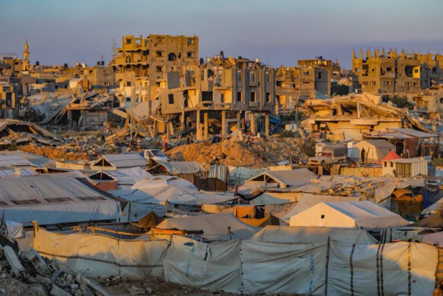 Egipto construye nuevos campamentos de evacuados en Gaza