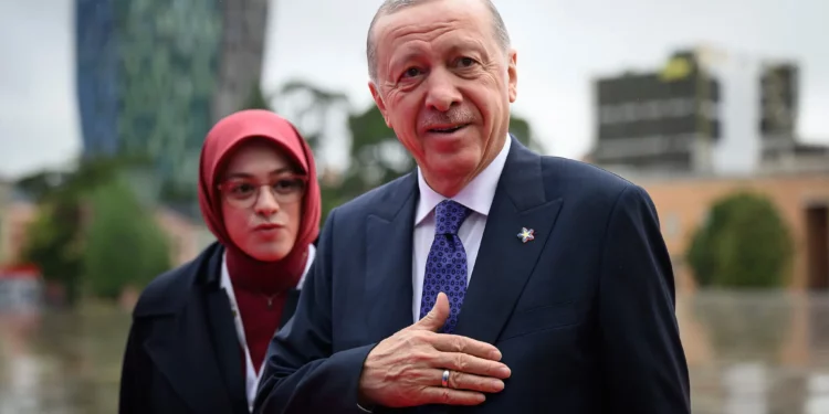 El presidente turco, Recep Tayyip Erdogan, llega al inicio de una cumbre de líderes europeos en Tirana, Albania, el 16 de mayo de 2025. (Leon Neal/Pool vía AP)