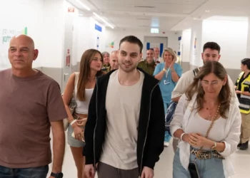 Alon Ohel en el hospital tras su liberación el 13 de octubre de 2025. (Oficina de Prensa del Gobierno)