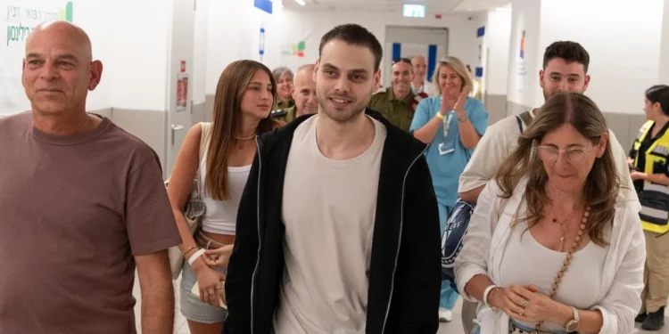 Alon Ohel en el hospital tras su liberación el 13 de octubre de 2025. (Oficina de Prensa del Gobierno)