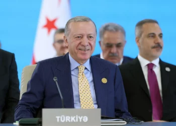 Esta fotografía, tomada y difundida por la Oficina de Prensa de la Presidencia Turca el 7 de octubre de 2025, muestra al presidente turco, Recep Tayyip Erdogan, asistiendo a una sesión de la XII Cumbre de la Organización de Estados Turcos (OET) en Gabala, Azerbaiyán. (Mustafa Kamaci / Oficina de Prensa de la Presidencia Turca / AFP)