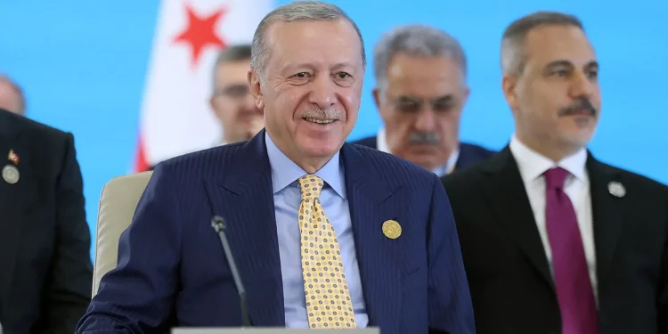 Esta fotografía, tomada y difundida por la Oficina de Prensa de la Presidencia Turca el 7 de octubre de 2025, muestra al presidente turco, Recep Tayyip Erdogan, asistiendo a una sesión de la XII Cumbre de la Organización de Estados Turcos (OET) en Gabala, Azerbaiyán. (Mustafa Kamaci / Oficina de Prensa de la Presidencia Turca / AFP)