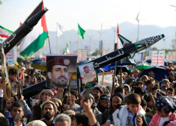 Partidarios de los hutíes de Yemen asisten a una manifestación de condena a Israel en Saná el 17 de octubre de 2025. (Mohammed HUWAIS / AFP)