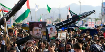 Partidarios de los hutíes de Yemen asisten a una manifestación de condena a Israel en Saná el 17 de octubre de 2025. (Mohammed HUWAIS / AFP)