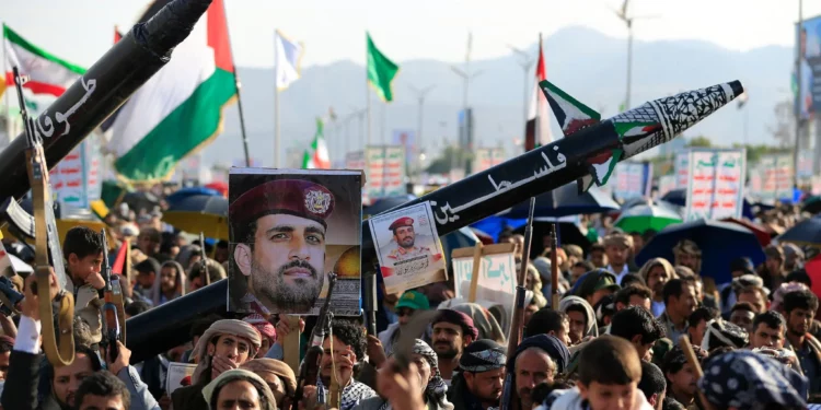 Partidarios de los hutíes de Yemen asisten a una manifestación de condena a Israel en Saná el 17 de octubre de 2025. (Mohammed HUWAIS / AFP)