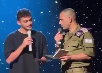 El ex rehén Edan Alexander (izquierda) aparece junto al jefe de la Dirección de Personal, el mayor general Dado Bar Kalifa, en una conferencia militar el 29 de octubre de 2025. (Fuerzas de Defensa de Israel)