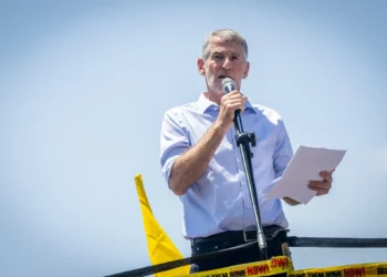 El líder del partido Demócrata, Yair Golan, asiste a una manifestación frente a la oficina del primer ministro en Jerusalén el 4 de agosto de 2025. (Yonatan Sindel/Flash90)