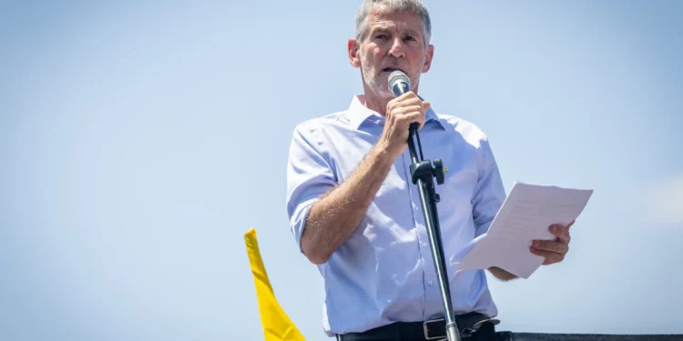 El líder del partido Demócrata, Yair Golan, asiste a una manifestación frente a la oficina del primer ministro en Jerusalén el 4 de agosto de 2025. (Yonatan Sindel/Flash90)