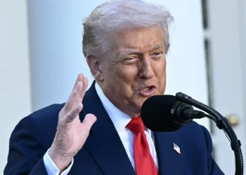 El presidente de Estados Unidos, Donald Trump, participa en la ceremonia de entrega de la Medalla de la Libertad al muerto activista  estadounidense Charlie Kirk, en el jardín de rosas de la Casa Blanca en Washington, D.C., el 14 de octubre de 2025. (Brendan Smialowski/AFP)