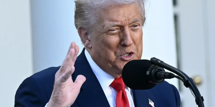 El presidente de Estados Unidos, Donald Trump, participa en la ceremonia de entrega de la Medalla de la Libertad al muerto activista estadounidense Charlie Kirk, en el jardín de rosas de la Casa Blanca en Washington, D.C., el 14 de octubre de 2025. (Brendan Smialowski/AFP)