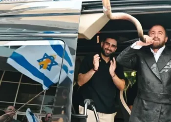 El rehén liberado Segev Kalfon sale del hotel Kfar Maccabiah en Ramat Gan, camino a su casa en Dimona, el 26 de octubre de 2025 (Paulina Patimer/Hostages Forum)