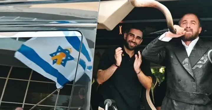 El rehén liberado Segev Kalfon sale del hotel Kfar Maccabiah en Ramat Gan, camino a su casa en Dimona, el 26 de octubre de 2025 (Paulina Patimer/Hostages Forum)