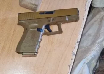 La policía confiscó una pistola a un estudiante de duodécimo grado después de que abriera fuego cerca de una escuela en Tamra el 29 de octubre de 2025. (Policía de Israel)