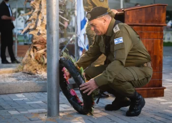 El Jefe del Estado Mayor de las FDI, teniente general Eyal Zamir, deposita una corona de flores durante una ceremonia en la base de Nahal Oz, en conmemoración del aniversario hebreo de la masacre del 7 de octubre, el 16 de octubre de 2025. (Fuerzas de Defensa de Israel)