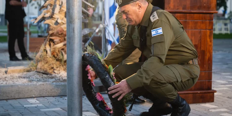 El Jefe del Estado Mayor de las FDI, teniente general Eyal Zamir, deposita una corona de flores durante una ceremonia en la base de Nahal Oz, en conmemoración del aniversario hebreo de la masacre del 7 de octubre, el 16 de octubre de 2025. (Fuerzas de Defensa de Israel)
