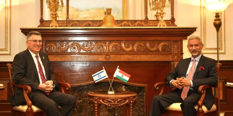 El ministro de Asuntos Exteriores, Gideon Sa'ar (izq.), se reúne en Nueva Delhi con su homólogo indio, Subrahmanyam Jaishankar, el 4 de noviembre de 2025 (Embajada de Israel en Nueva Delhi).