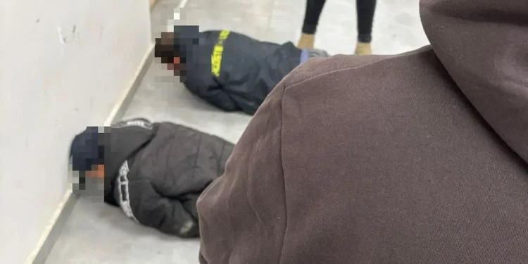 La puerta de un autobús se rompió después de que tres adolescentes lanzaran piedras contra el vehículo y su conductor en Jerusalén el 25 de noviembre de 2025. (Policía de Israel)