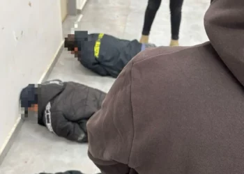 Tres hombres detenidos por la policía bajo sospecha de estar involucrados en un tiroteo mortal que dejó un muerto en la ciudad beduina de Tel Sheva, en el Néguev, el 26 de noviembre de 2025. (Policía de Israel)