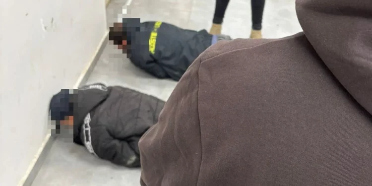 Tres hombres detenidos por la policía bajo sospecha de estar involucrados en un tiroteo mortal que dejó un muerto en la ciudad beduina de Tel Sheva, en el Néguev, el 26 de noviembre de 2025. (Policía de Israel)