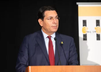 El enviado israelí ante la ONU, Danny Danon, interviene en un acto de defensa de los rehenes en Nueva York, el 19 de septiembre de 2025. (Luke Tress/Times of Israel)