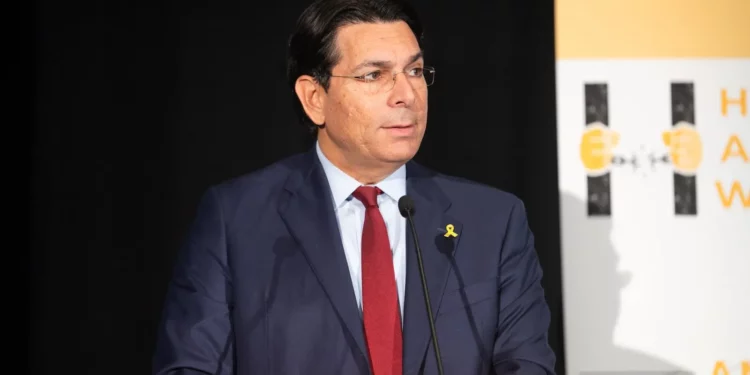 El enviado israelí ante la ONU, Danny Danon, interviene en un acto de defensa de los rehenes en Nueva York, el 19 de septiembre de 2025. (Luke Tress/Times of Israel)