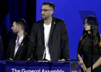 El rehén liberado Avinatan Or interviene en la Asamblea General de las Federaciones Judías de América del Norte, el 16 de noviembre de 2025. (Captura de pantalla)