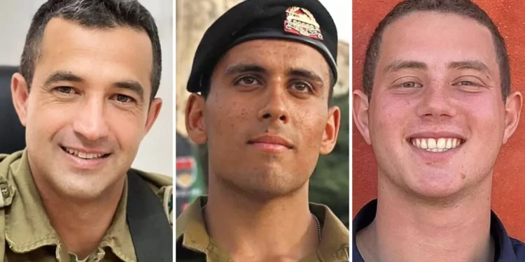 (LR) El coronel Asaf Hamami, el sargento Oz Daniel y el capitán Omer Neutra, quienes murieron combatiendo a terroristas el 7 de octubre de 2023 y cuyos cuerpos fueron repatriados a Israel el 2 de noviembre de 2025. (Cortesía)