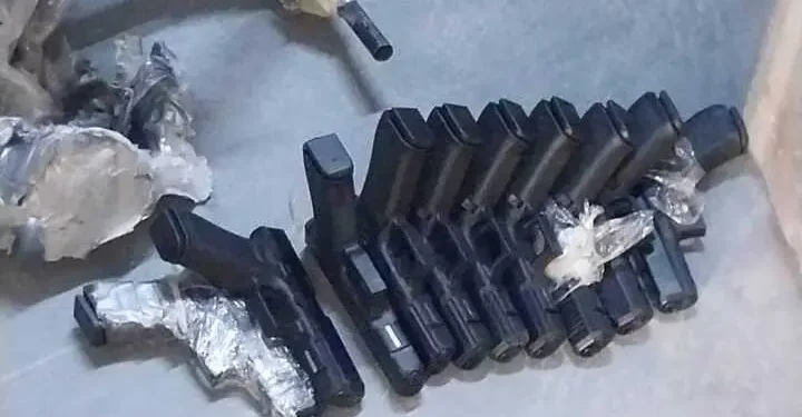 Armas incautadas por tropas de las FDI tras un intento de contrabando en la frontera jordana, 4 de noviembre de 2025 (Fuerzas de Defensa de Israel)