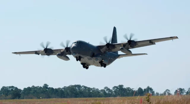 AC-130J de EE. UU. en El Salvador tiene la mira en Venezuela