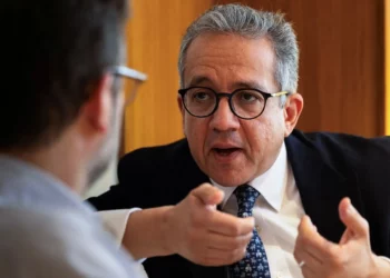 Khaled El-Enany, egiptólogo y exministro de Turismo y Antigüedades de Egipto, y candidato a dirigir la Organización de las Naciones Unidas para la Educación, la Ciencia y la Cultura (UNESCO), habla durante una entrevista con AFP en un hotel de París el 10 de abril de 2025. (Xavier GALIANA / AFP)