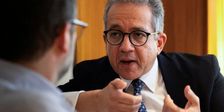 Khaled El-Enany, egiptólogo y exministro de Turismo y Antigüedades de Egipto, y candidato a dirigir la Organización de las Naciones Unidas para la Educación, la Ciencia y la Cultura (UNESCO), habla durante una entrevista con AFP en un hotel de París el 10 de abril de 2025. (Xavier GALIANA / AFP)